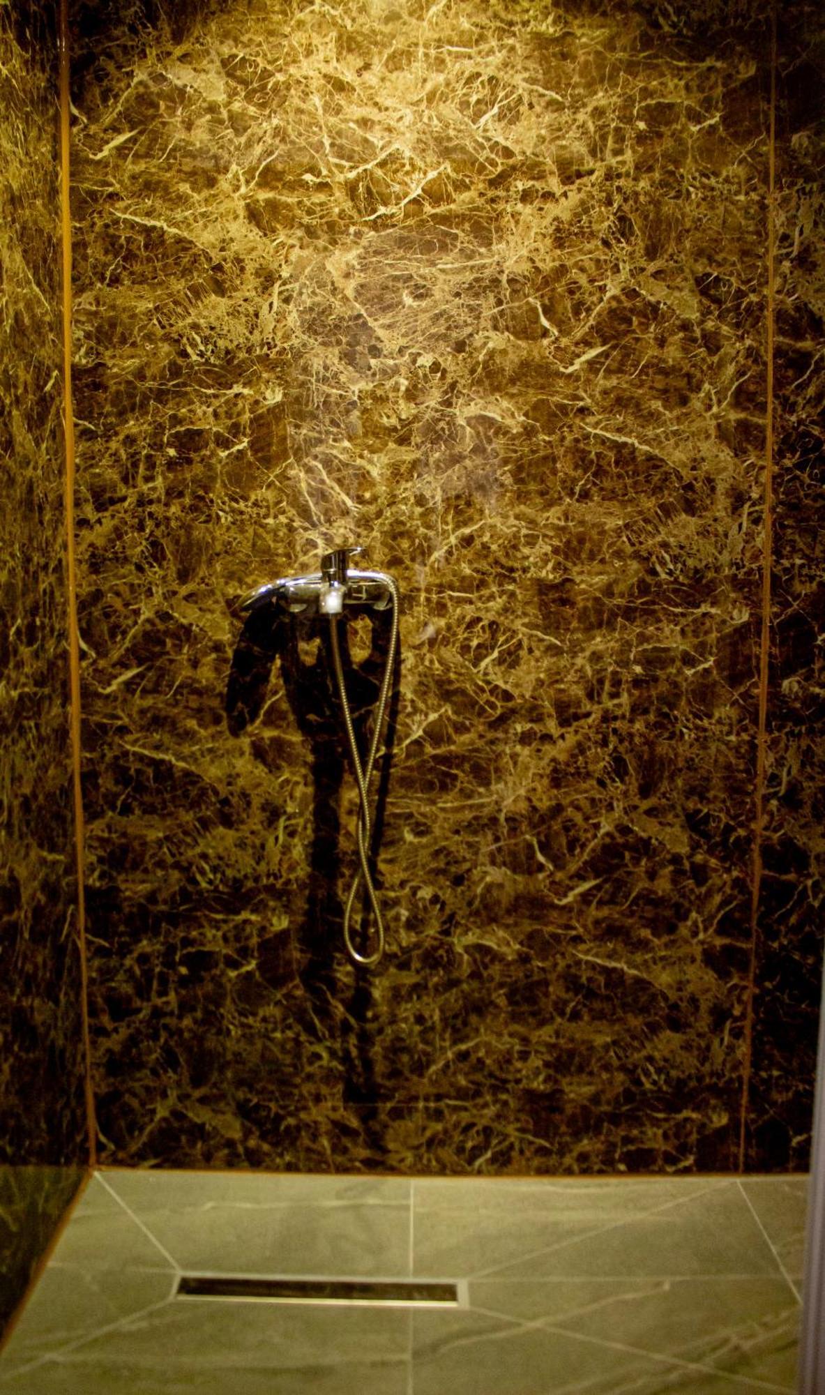 Хостел The Golden Rooster Тирана Екстер'єр фото